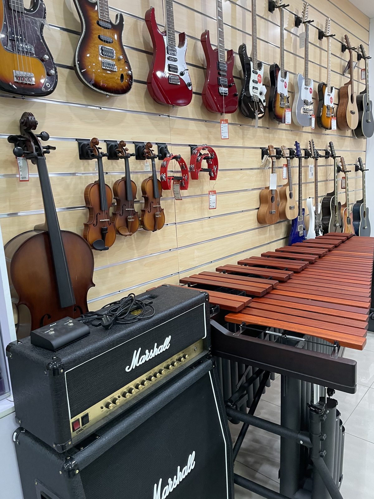 乐队合奏区：电吉他、电贝斯、提琴、马林巴、Marshall 音箱